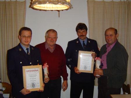 Ehrenvorstand Huber Josef und Ehrenkommandant Michael Lindner w�hrend der Ernennung 2004